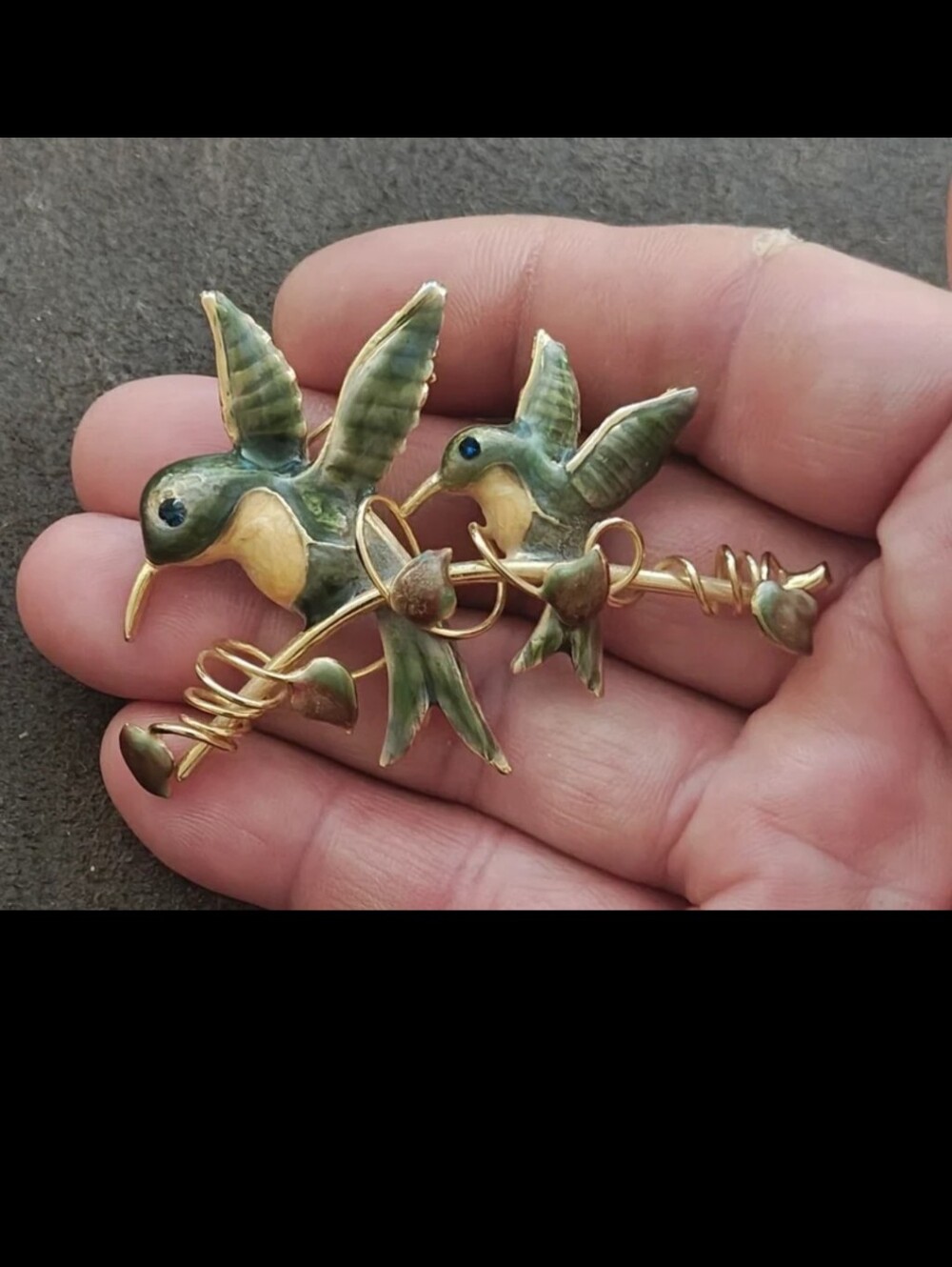 1970s/1980s Double Hummingbird Gold Tone & Green Enamel Brooch Pin. P